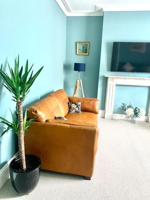Lovely 3 Bed House In The Heart Of كيلتنهام المظهر الخارجي الصورة